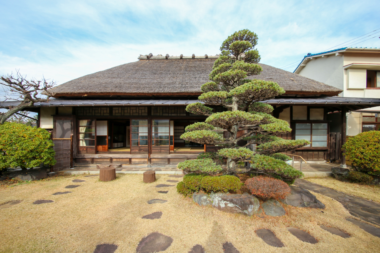 築100年を超える茅葺屋根の日本家屋｜旧三福不動産｜小田原市にある不動産＆リノベーションの会社