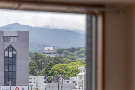 ペットと暮らす、お城と箱根の山が見える部屋