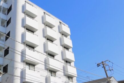 純白のレトロマンション