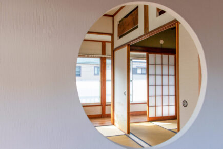 丸窓から覗く、昭和な畳暮らし