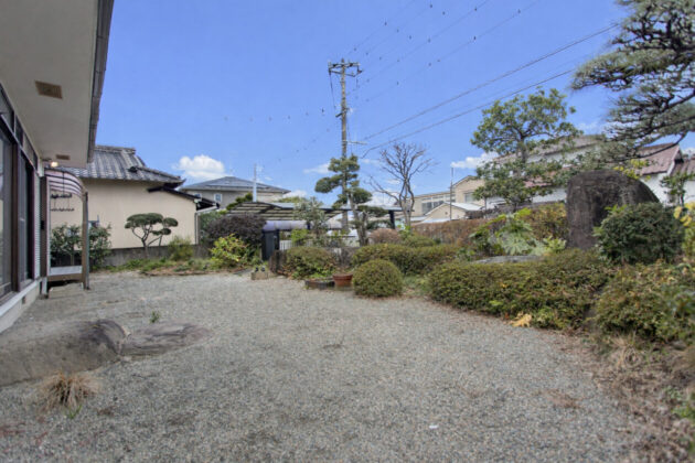 ゆったりと広い日本庭園。子どももわんちゃんも走り回れます