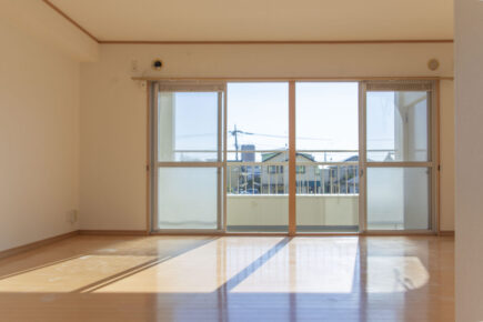 主人公の部屋は、広くて明るいワンルーム