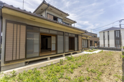 広いお庭と通り抜ける風と