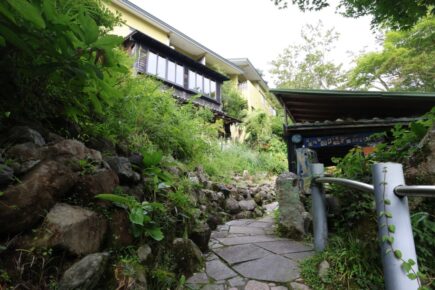 世界観のある森の中のおそば屋さん
